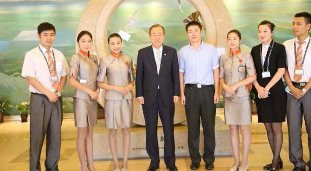 安置在首都机场要客部工作的毕业生张聪慧与联合国秘书长潘基文合影
