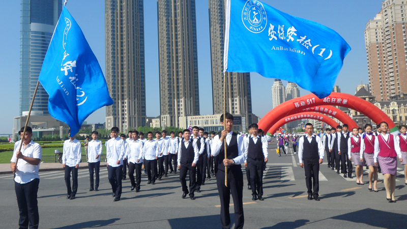 学生进行航空礼仪操表演