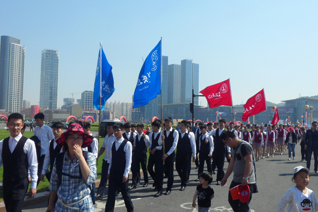 学生进行航空礼仪操表演