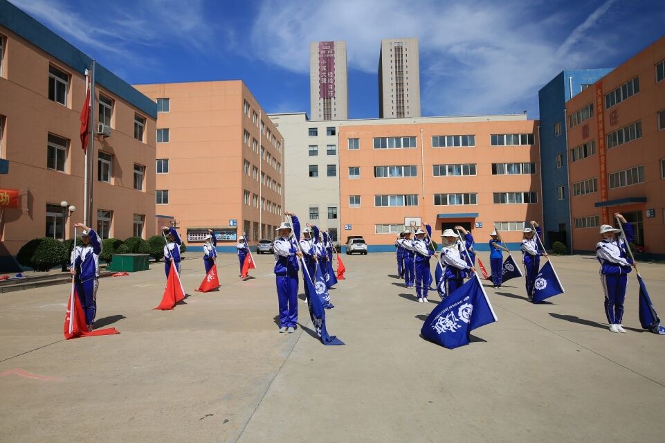 女子打击乐团旗队训练照