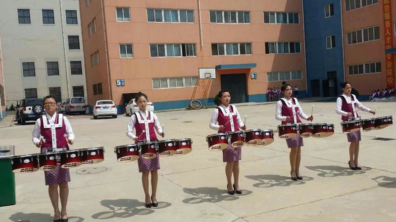 女子行进打击乐团训练照