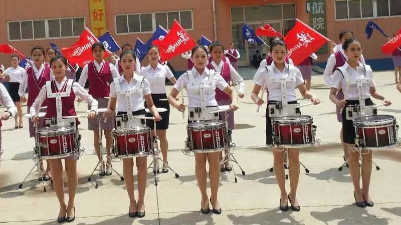 女子行进打击乐团训练照