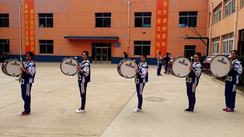女子行进打击乐团训练照