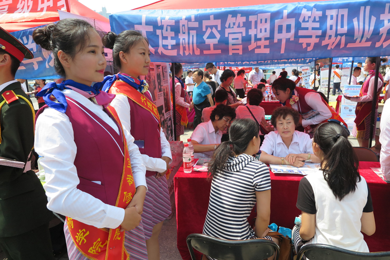 学校展位前来咨询的家长和学生
